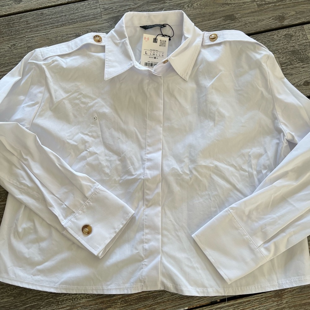 NWT Zara White Cropped Button-Up Shirt, size L.